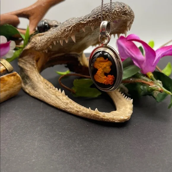 Jane Seymour carved amber pendant necklace 925 A35 - Picture 1 of 6